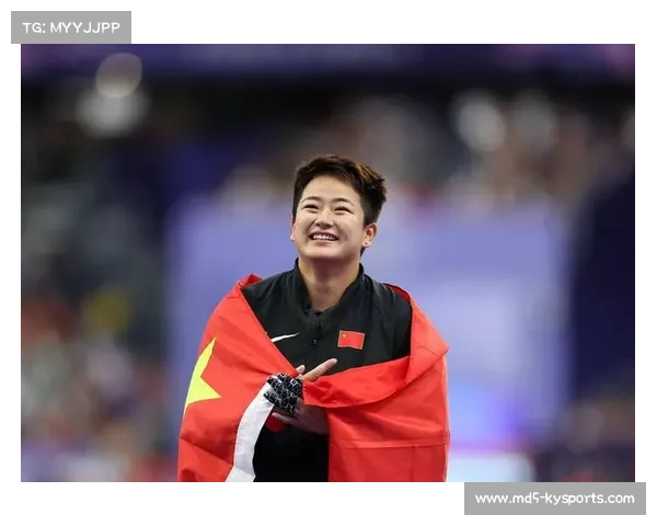 链球冠军将奖牌赠与启蒙教练 乡村教师三代选手育成情深意长 链球冠军将奖牌赠与启蒙教练 乡村教师三代选手育成情深意长